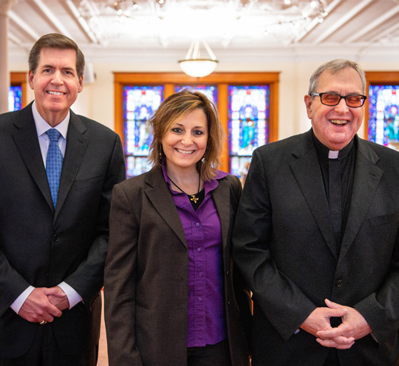 졸업복을 입은 남성이 "고잔가 대학교"라고 쓰인 학위증을 들어 올리고 있다.